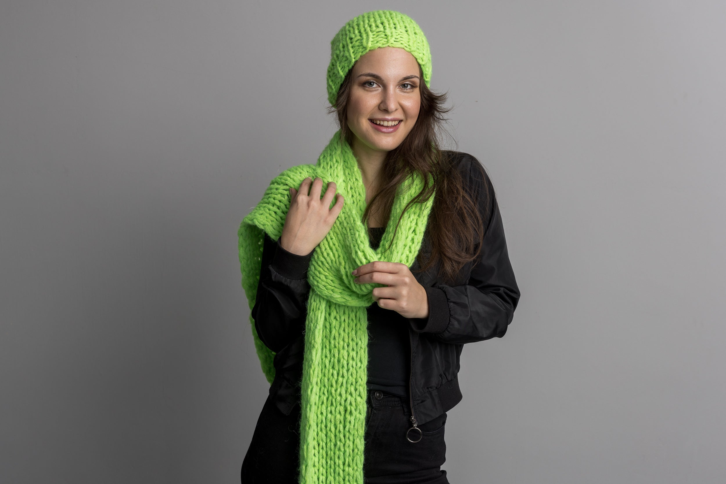 Dicke kuschelige Mütze für den Winter gestrickt in grau, neon grün und pink - Beemohr