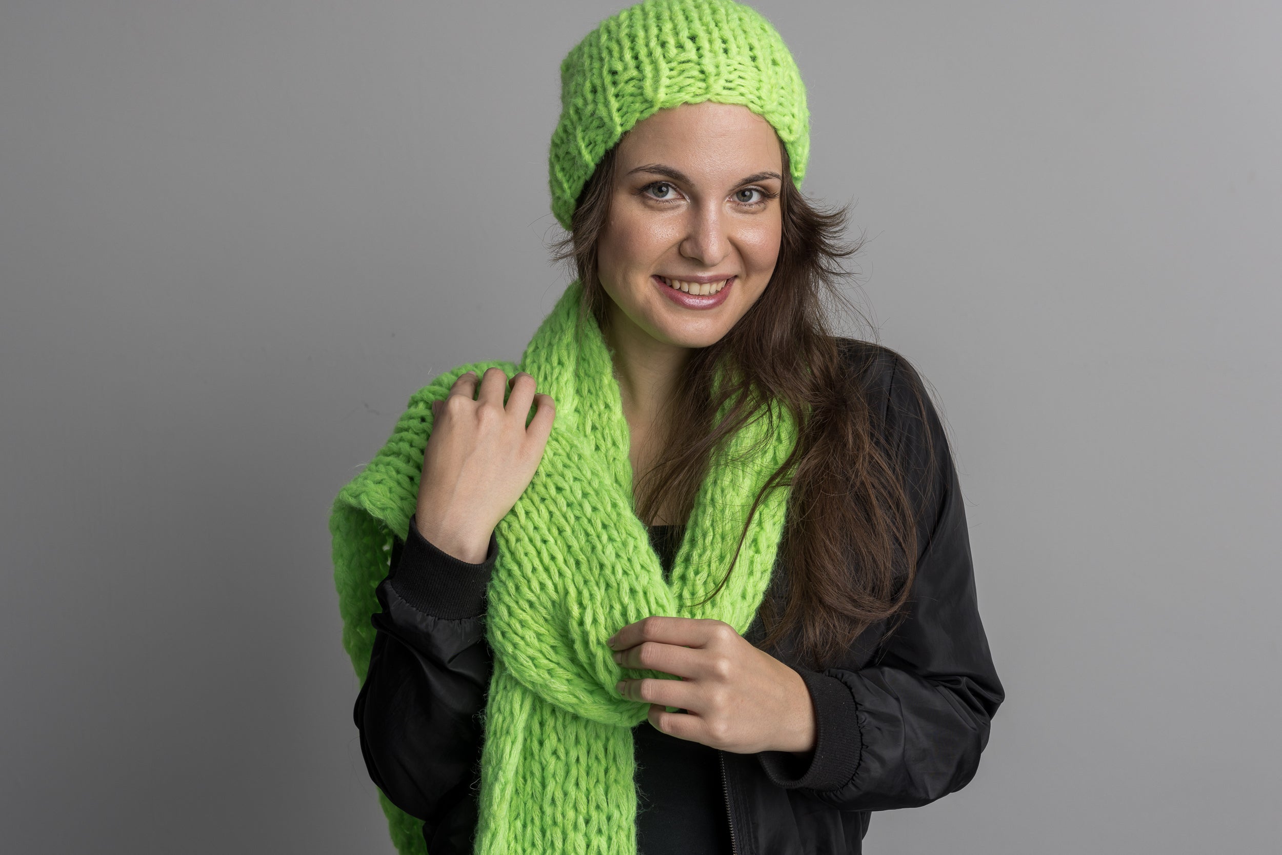 Dicke kuschelige Mütze für den Winter gestrickt in grau, neon grün und pink - Beemohr