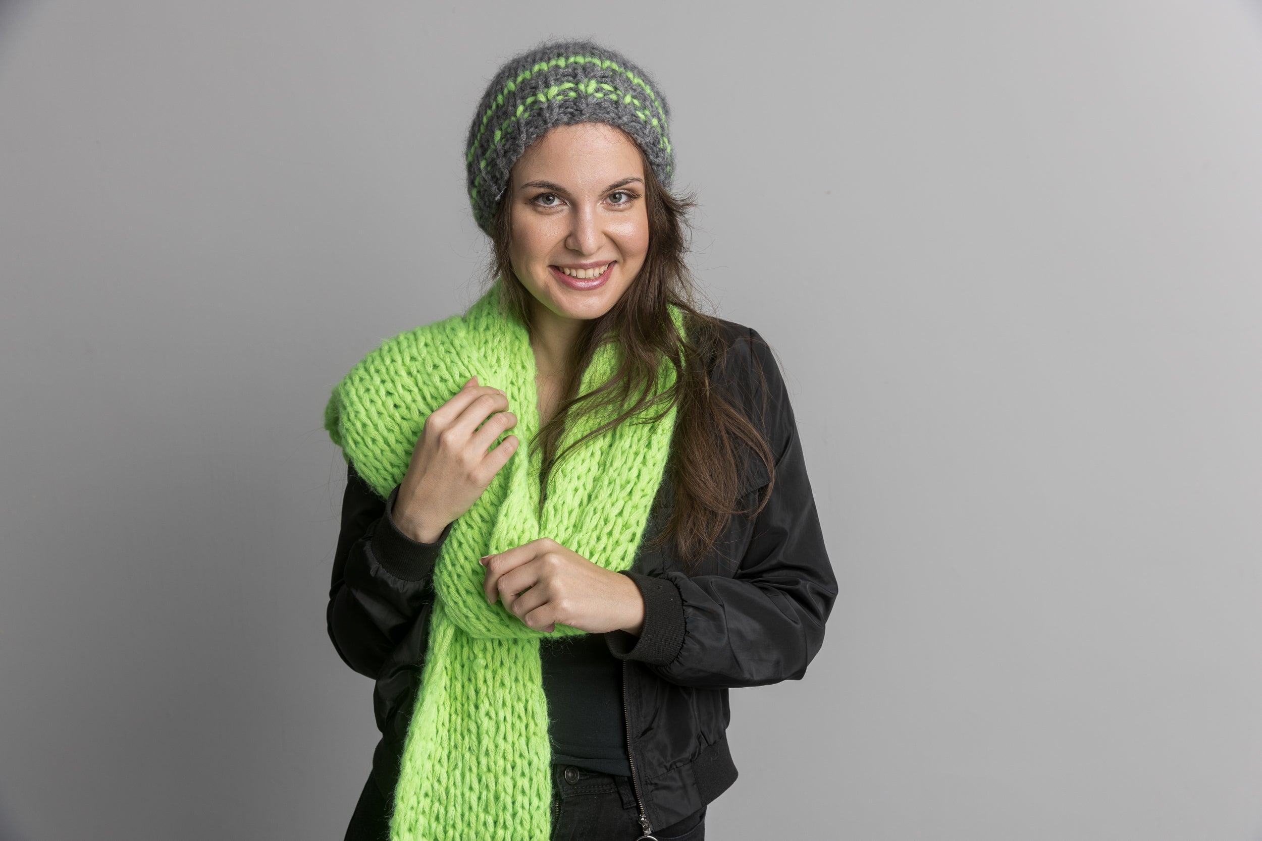 Dicke kuschelige Mütze für den Winter gestrickt in grau, neon grün und pink - Beemohr