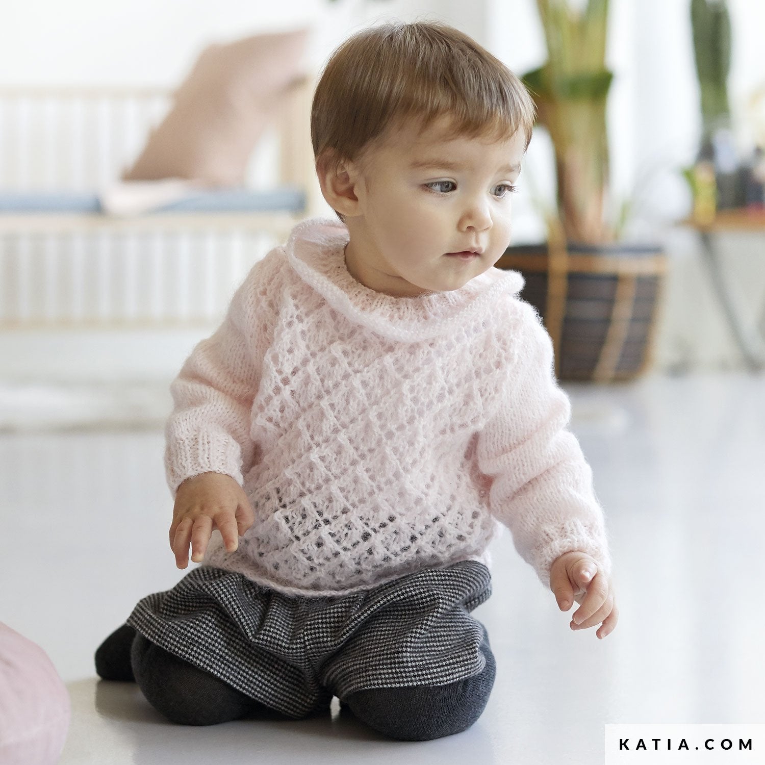 Süßer rosa pullover aus soft gratte