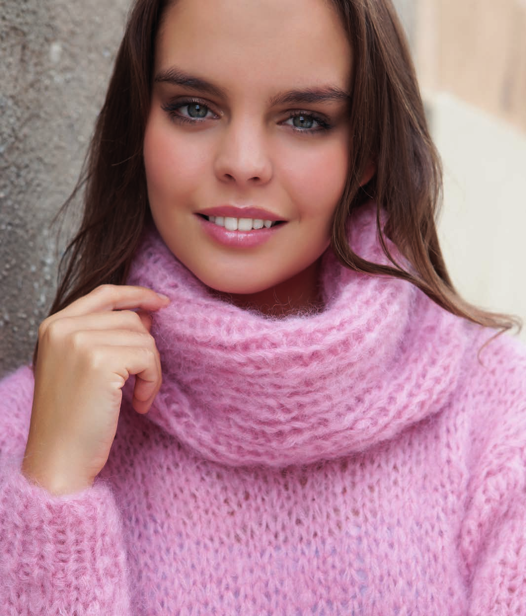 Oversize Strickpullover mit Loopschal handgesrickt in vielen Farben - Beemohr