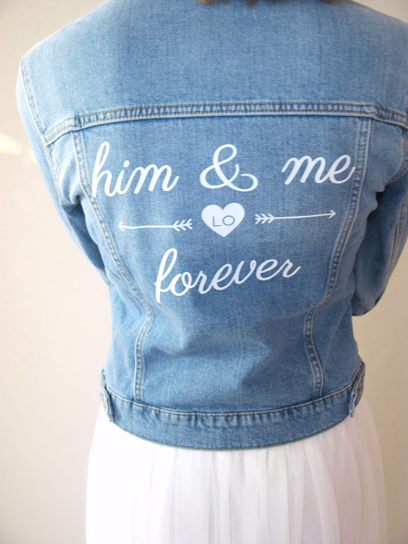 Braut Jeans Jacke in hellblau bedruckt "him & me forever" - Beemohr