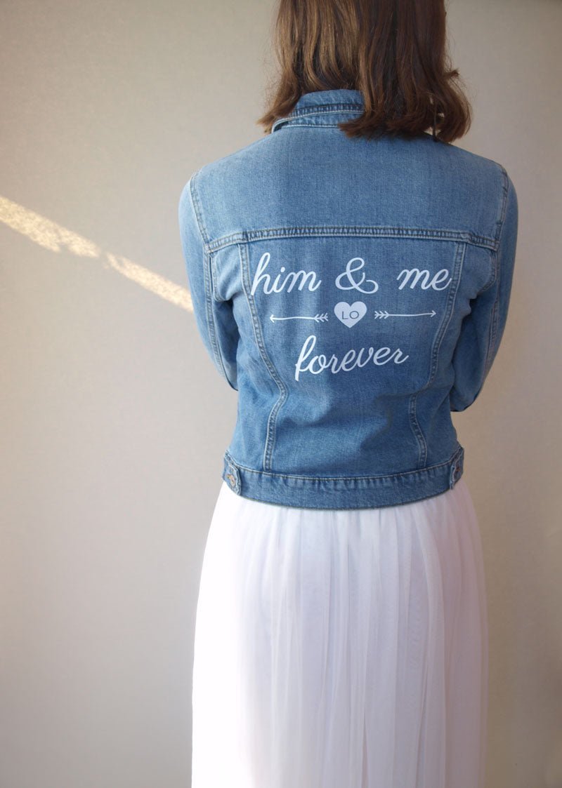 Braut Jeans Jacke in hellblau bedruckt "him & me forever" - Beemohr