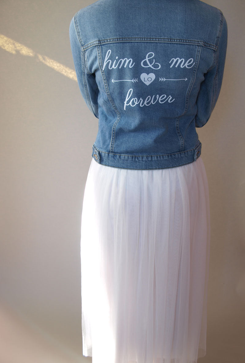 Braut Jeans Jacke in hellblau bedruckt "him & me forever" - Beemohr