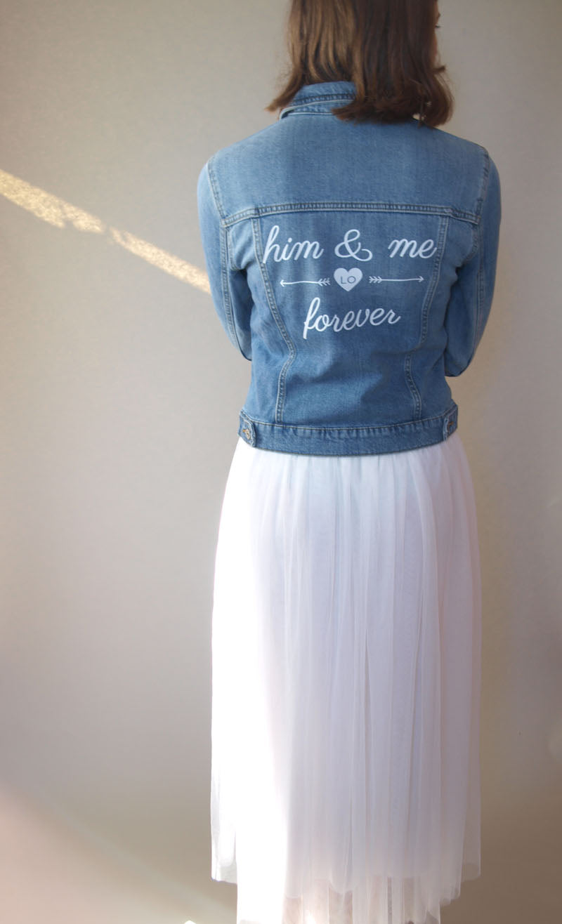 Braut Jeans Jacke in hellblau bedruckt "him & me forever" - Beemohr