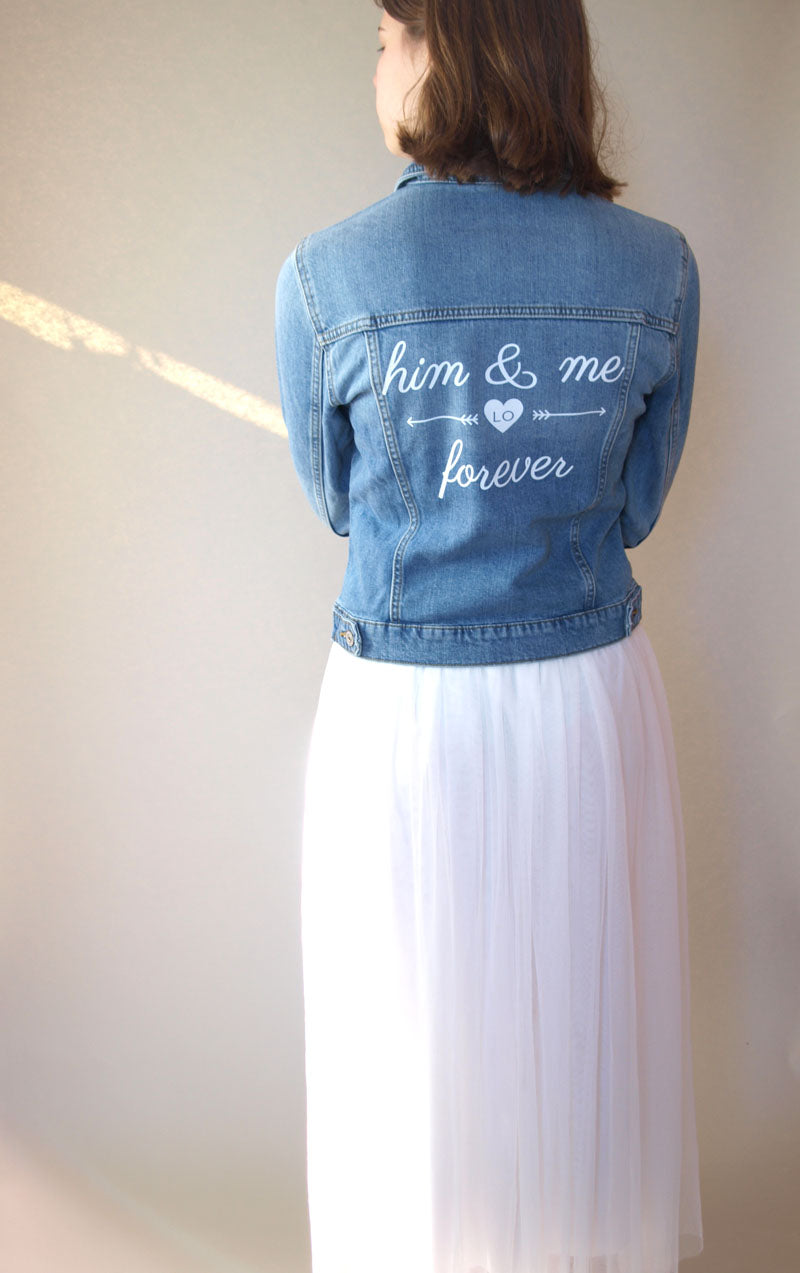 Braut Jeans Jacke in hellblau bedruckt "him & me forever" - Beemohr