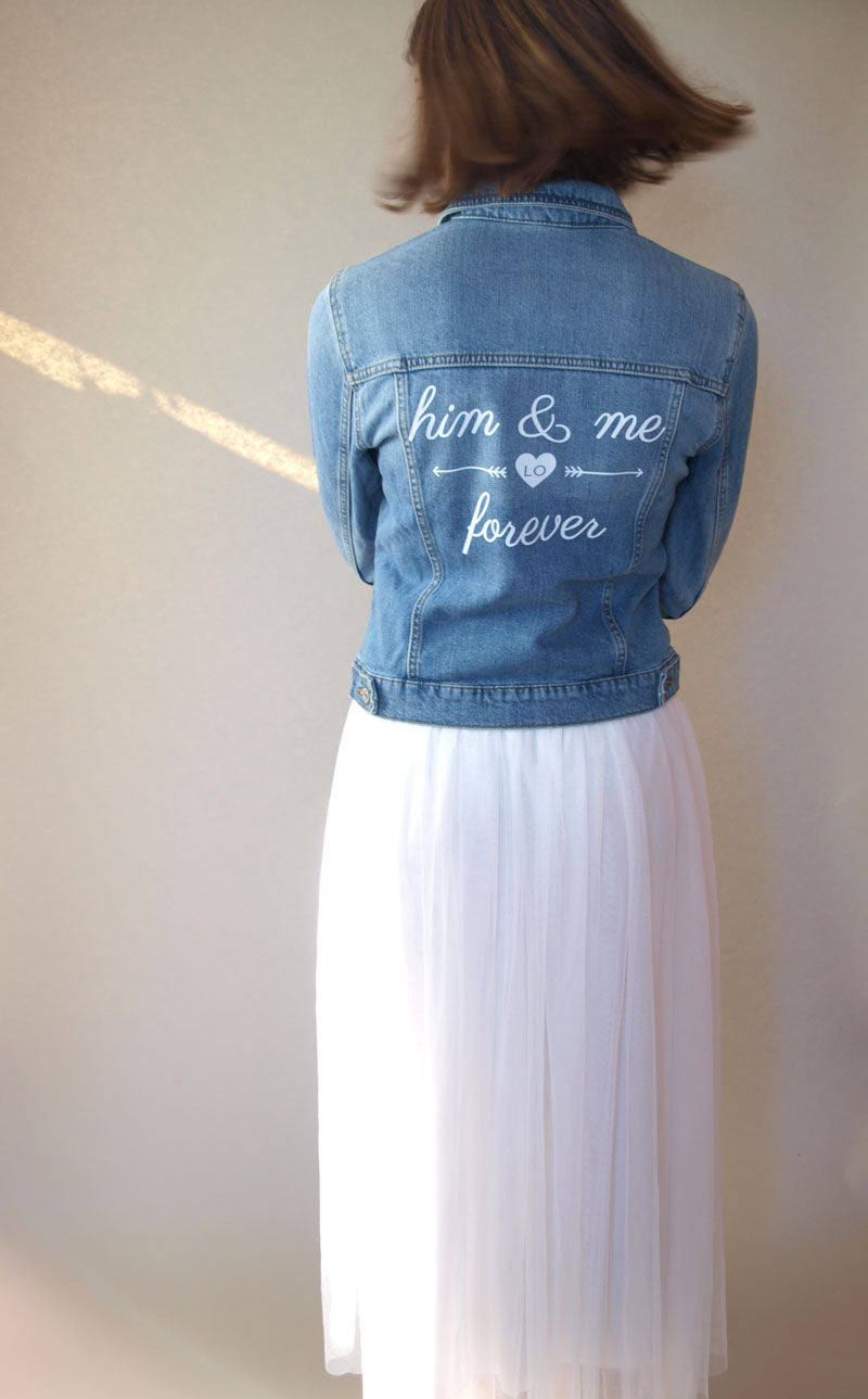 Braut Jeans Jacke in hellblau bedruckt "him & me forever" - Beemohr