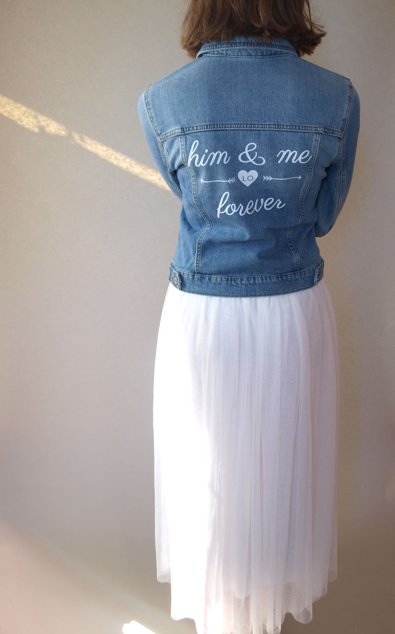 Braut Jeans Jacke in hellblau bedruckt "him & me forever" - Beemohr