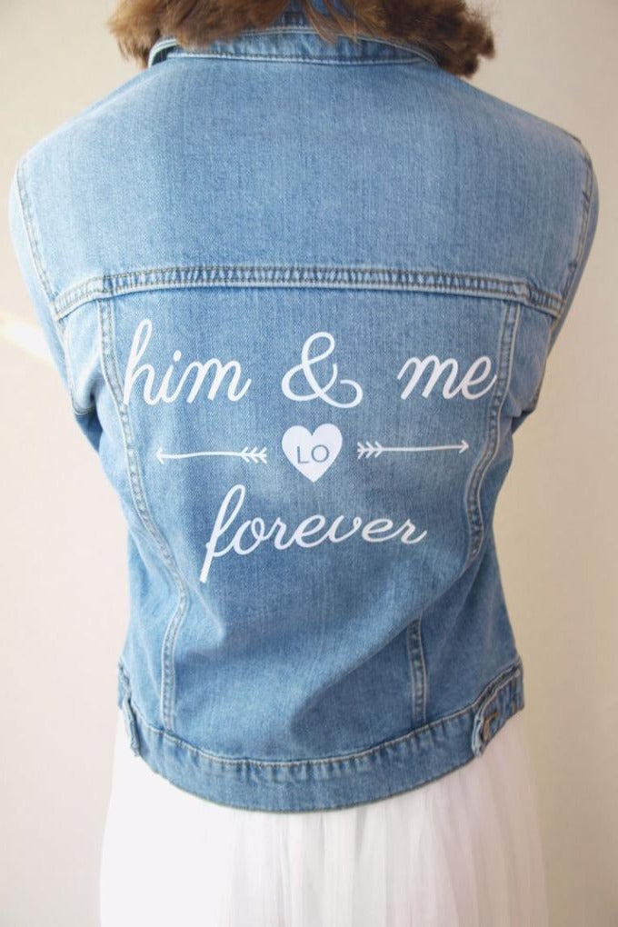 Braut Jeans Jacke in hellblau bedruckt "him & me forever" - Beemohr