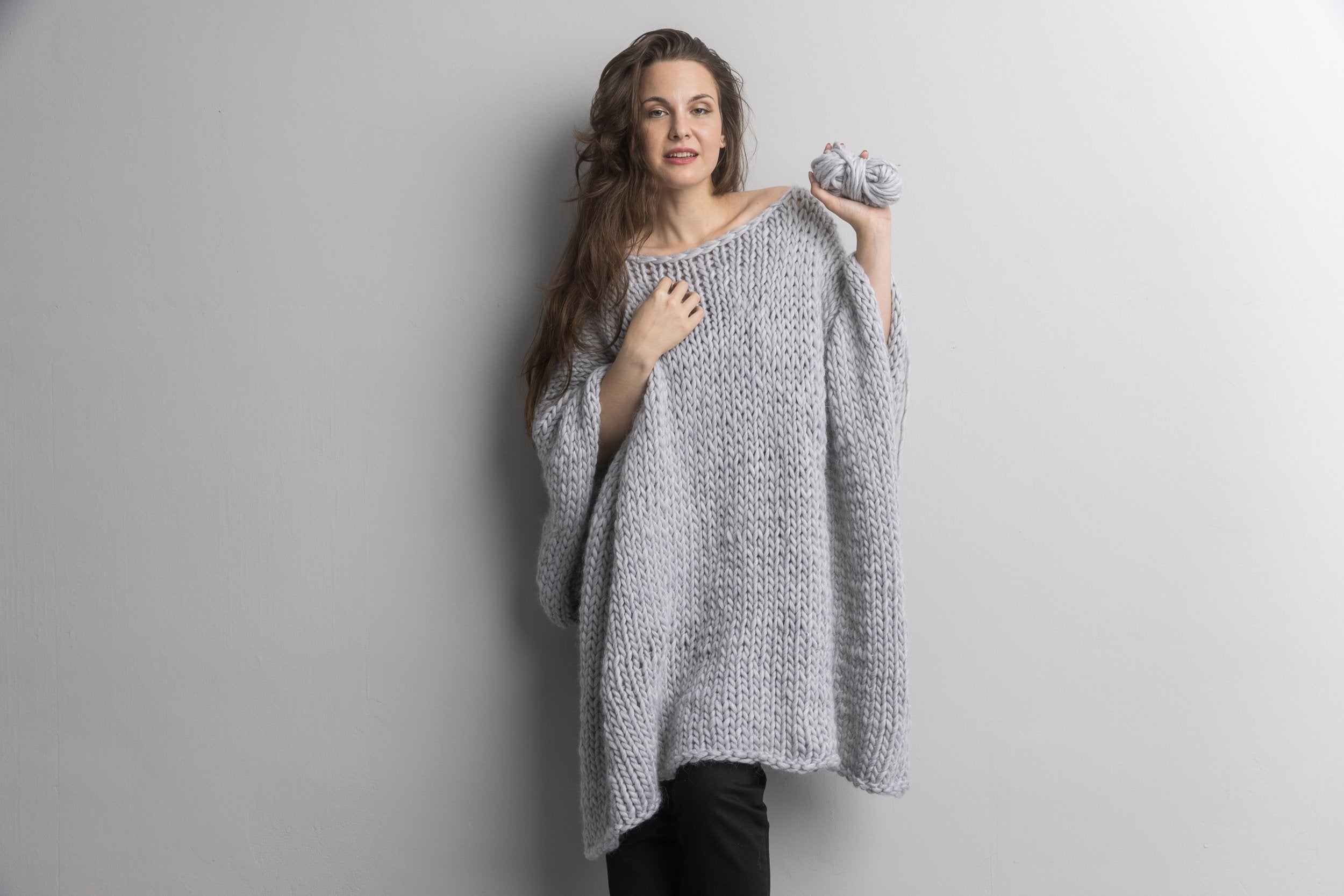 Knit Kit für einen coolen Poncho mit extra dicker Love Wool gestrickt - Beemohr